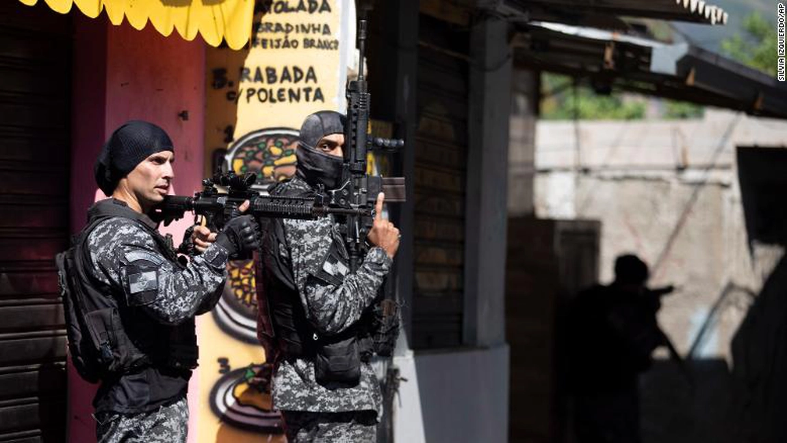 Zeci de oameni au murit în Rio de Janeiro după ce poliţiştii au efectuat un raid în interiorul celui mai periculos cartel din Brazilia - GALERIE FOTO, VIDEO