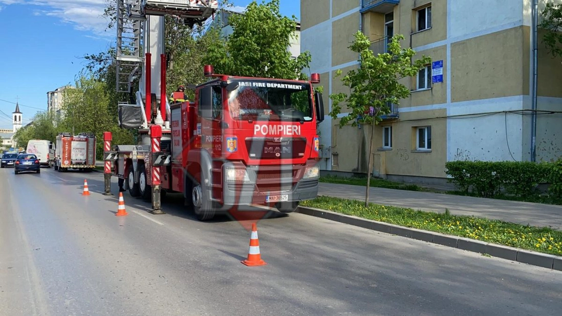 Intervenție a pompierilor, pentru degajarea unor elemente de construcție, la un bloc din Iași - FOTO, VIDEO