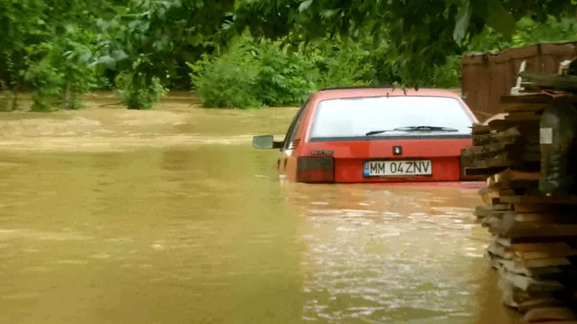 Judeţul Satu Mare, afectat de vremea instabilă. 150 de persoane au fost evacuate după ce s-a emis Cod Roşu de inundaţii - VIDEO