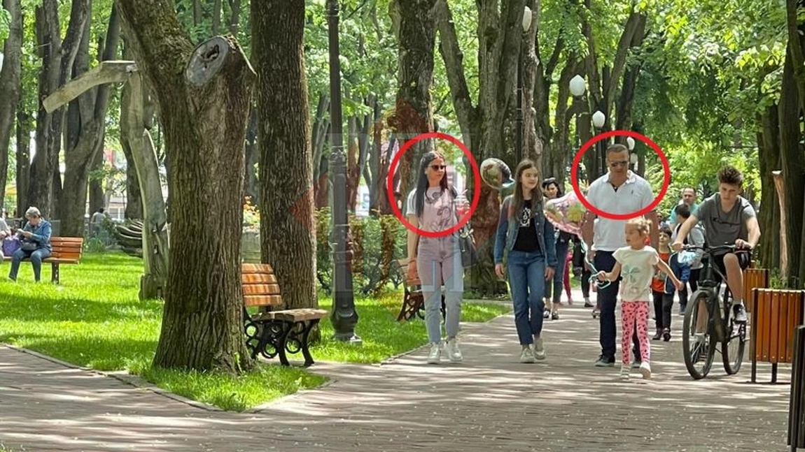Îl mai ştiţi pe luptătorul Ionuţ Iftimoaie? Iată cum a fost surprins astăzi la plimbare cu familia în parcul Expoziţiei din Iaşi