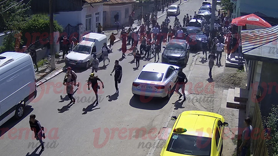 Localitatea din Vaslui în care a avut loc bătaia cu săbii a fost declarată zonă de siguranţă publică! Forţele de ordine au fost suplimentate - GALERIE FOTO, VIDEO