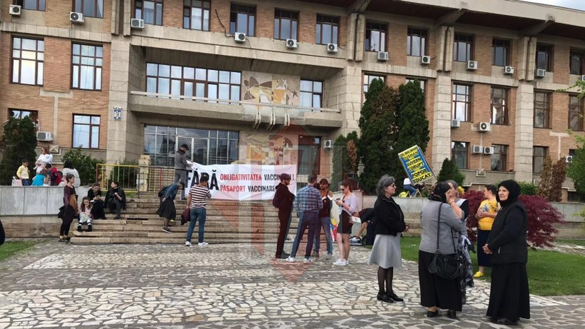 Protest în fața Prefecturii Iaşi. Zeci de persoane pichetează împotriva obligativităţii vaccinării anti-Covid-19 - FOTO