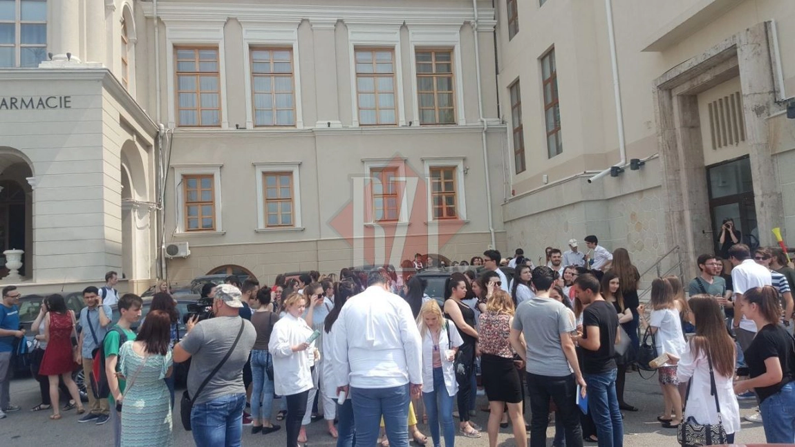 UMF Iaşi, denunţată pentru abuz în serviciu şi şantaj împotriva profesorilor. Studenţii nevaccinaţi nu sunt primiţi la examene şi sunt ameninţaţi de cadrele didactice