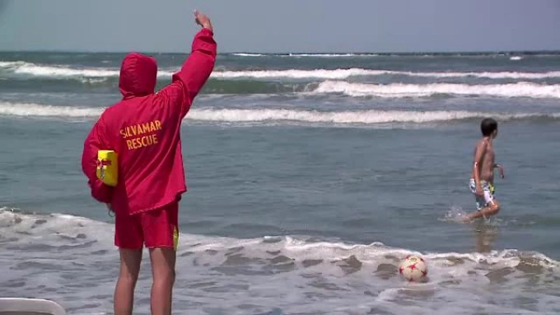 Atenţie când mergeţi la mare! Plajele s-au lărgit, iar trecerea la apă adâncă este foarte bruscă
