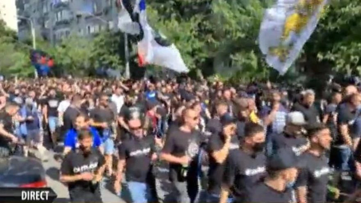 Sute de suporteri, înconjurați de poliție, se îndreaptă spre stadionul Ghencea. Meciul CSA Steaua București - CS Afumați se joacă cu spectatori