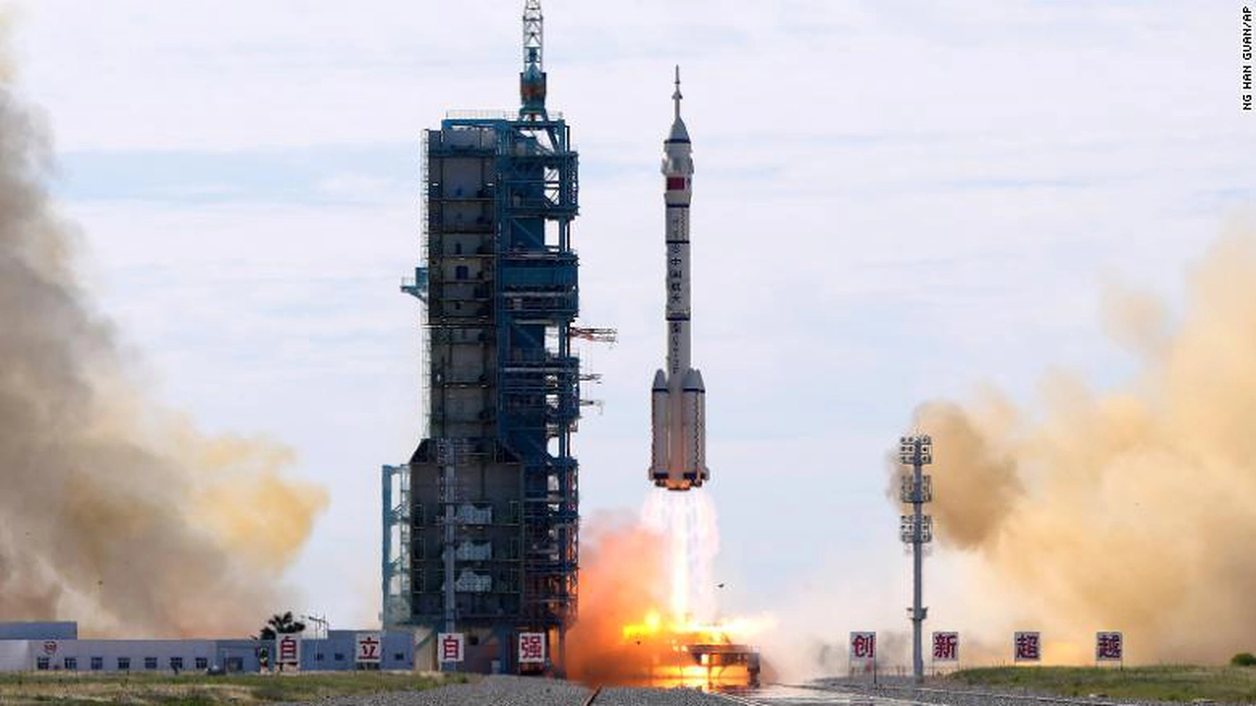 China lansează cu succes misiunea de a trimite astronauți la o nouă stație spațială
