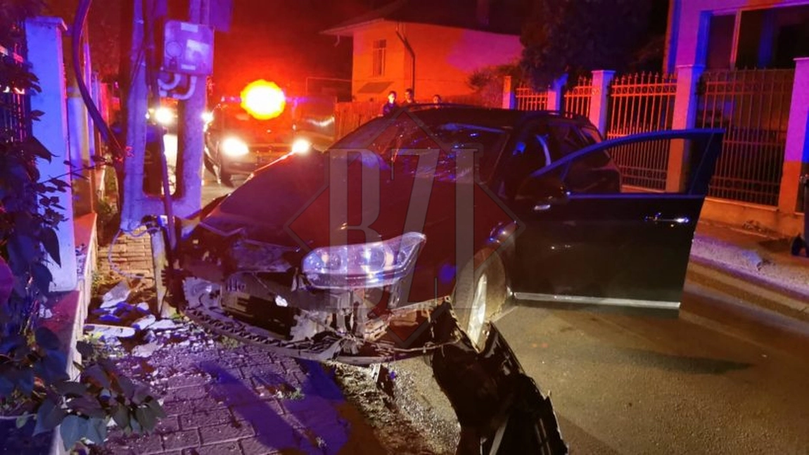 Un ieșean a intrat cu mașina în stâlp! Şoferul a refuzat să sufle în aparatul alcooltest. Bărbatul a avut un dialog incendiar cu polițiștii: Eu sunt medic rezident - FOTO/EXCLUSIV