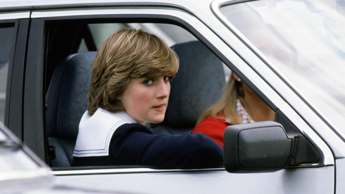 Mașină dăruită prințesei Diana de către prinţul Charles, scoasă la licitație