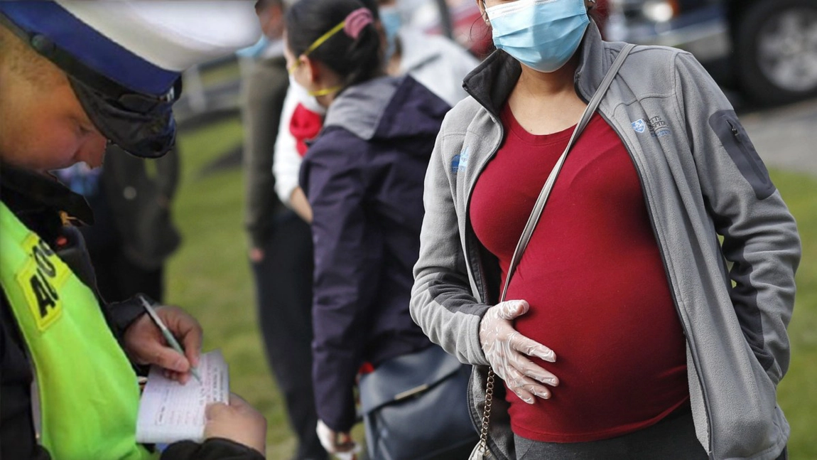 Gravidă din Iași, amendată de un agent pe motiv că nu purta corect masca de protecție! Femeia era doar cu soțul ei într-o cofetărie! 