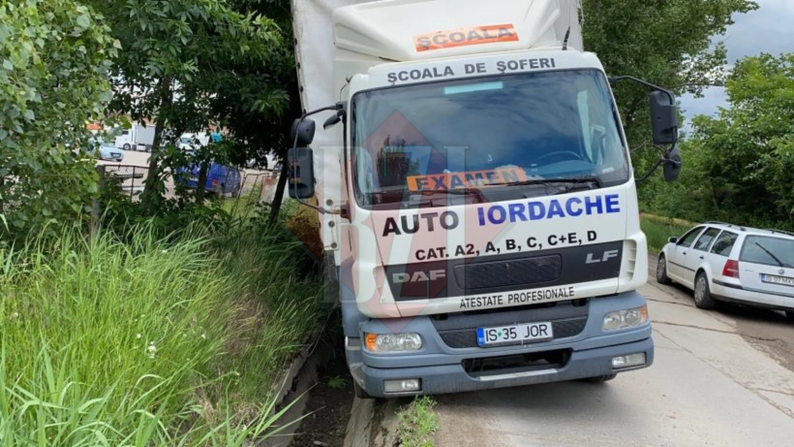Un elev de la Școala de Auto Iordache a intrat cu mașina în șant - GALERIE FOTO, VIDEO
