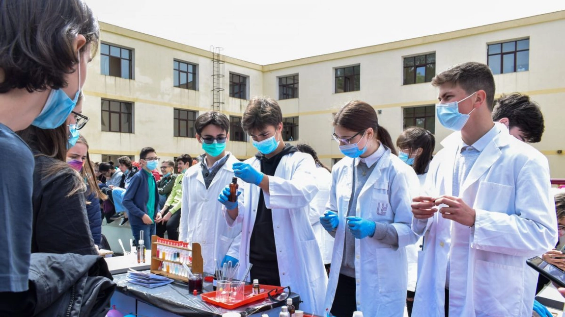 Colegiul Național „Mihai Eminescu” Iași în parteneriat cu Inspectoratul Școlar Județean Iași a organizat proiectul SCIENCE CAMP