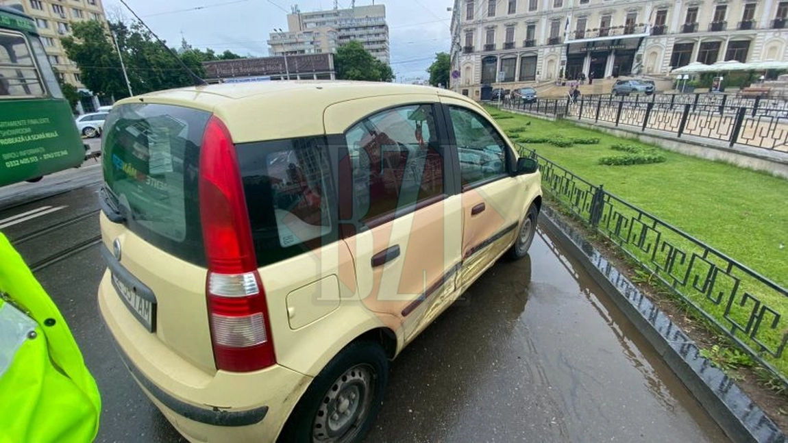 Accident rutier în Piaţa Unirii. Şoferul unui Taxi nu a acordat prioritate şi a intrat în coliziune cu un alt autoturism - EXCLUSIV, FOTO