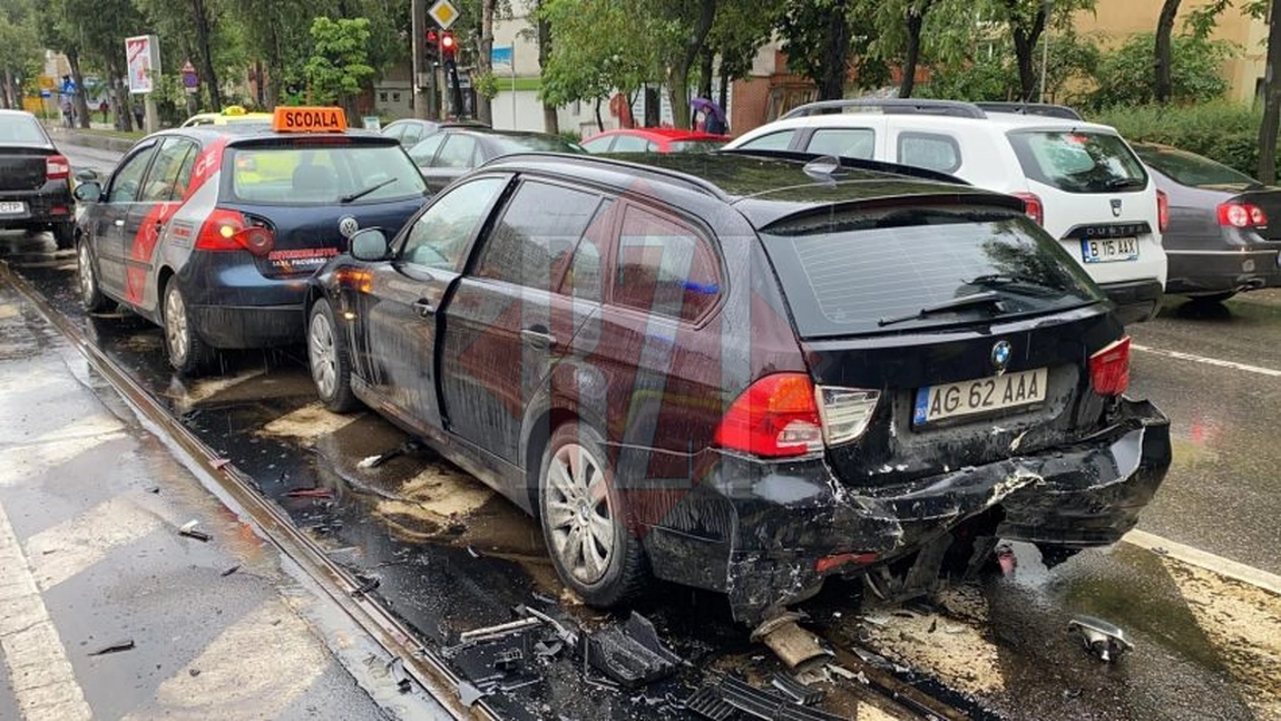 Un şofer care a lovit mai multe maşini de la Leţcani la Iaşi a provocat un accident grav în faţa Gării. Şoferul a fugit de la faţa locului - EXCLUSIV, GALERIE FOTO, UPDATE, VIDEO