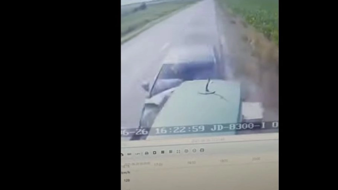 Momentul impactului dintre un tractor şi o maşină care circulă cu 160 km/h pe contrasens, în Vrancea - VIDEO