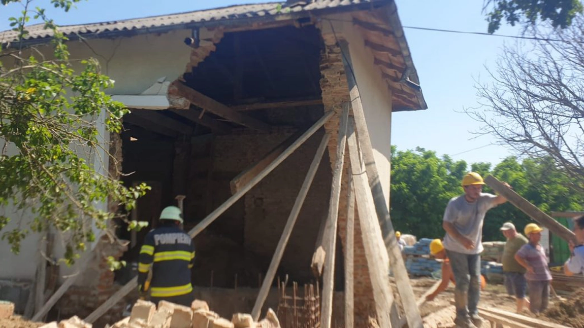 Un bărbat din judeţul Iaşi a decedat, după ce a fost prins sub cărămizi. Victima se afla într-un șanț de 2 m - FOTO, UPDATE