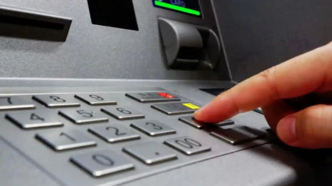 Un polițist din Botoșani a dus la bancomat un șofer care nu avea cash la el pentru șpagă