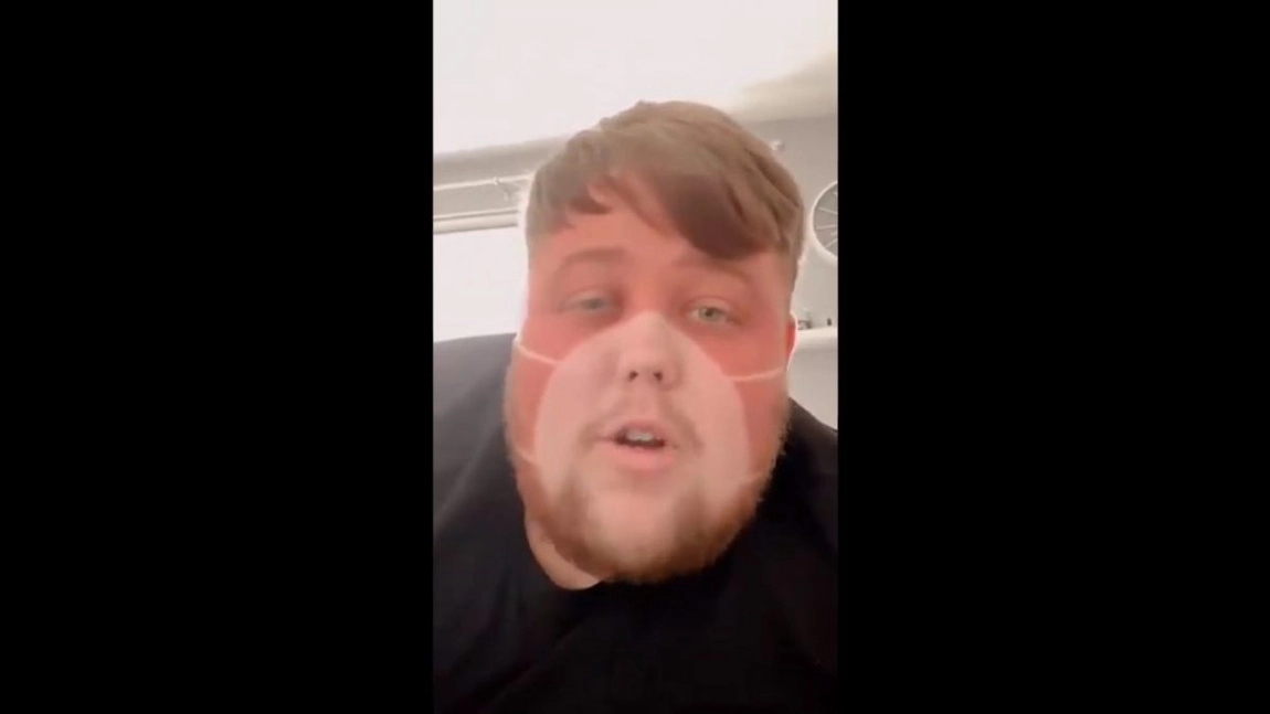 Imagini virale cu un bărbat care şi-a uitat masca pe faţă, la plajă: „Cum o să muncesc în halul ăsta?” - Video