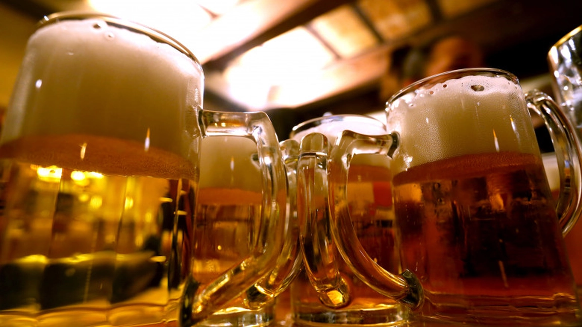 Câte calorii are o bere blondă, brună, nefiltrată sau fără alcool: Chiar îngrașă berea?