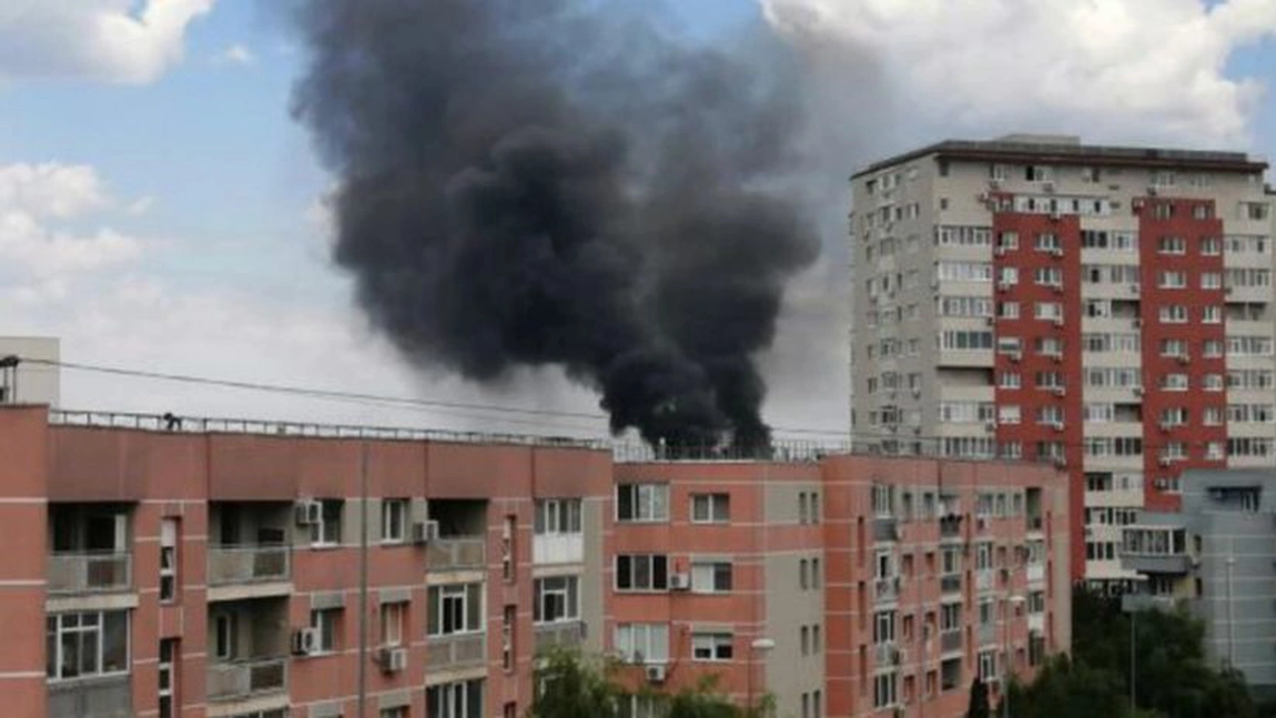 Pericol în zona în care a izbucnit incendiul din București! Jandarmeria a anunţat că va evacua locuitorii din blocurile de lângă foc