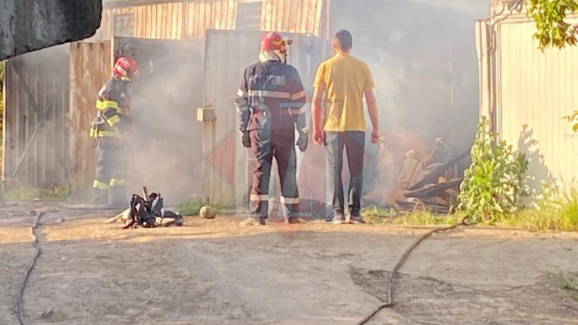Incendiu în cartierul Alexandru cel Bun din Iași! Două garaje au fost cuprinse de flăcări - EXCLUSIV/ FOTO/ VIDEO