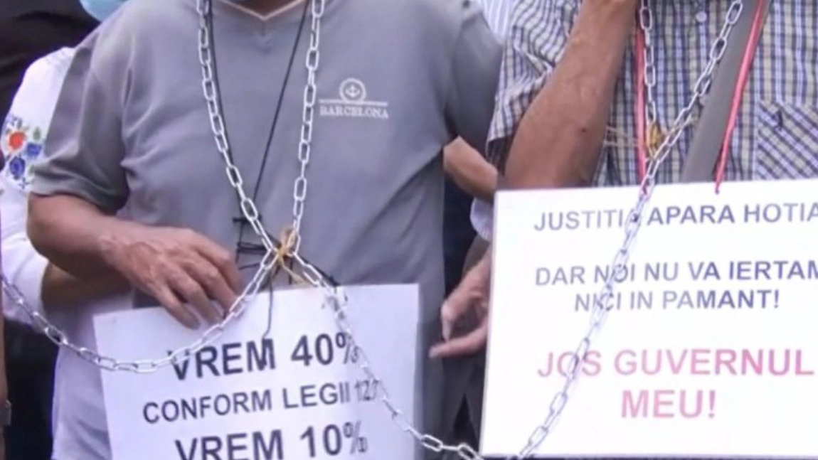 Proteste în fața Palatului Cotroceni. Pensionarii protestează legați cu lanțuri