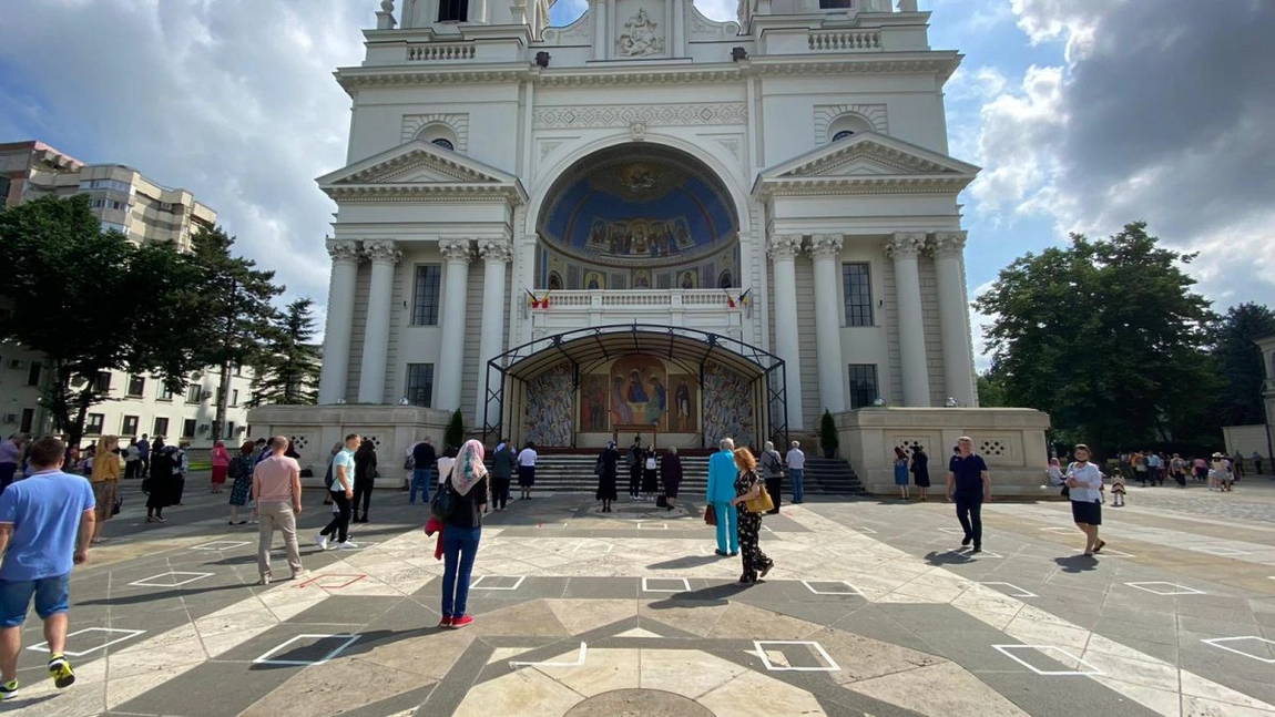 Creștinii-ortodocși sărbătoresc astăzi, 21 iunie 2021, Sfânta Treime. Aceasta este închinată Tatălui, Fiului și Sfântul Duh - FOTO