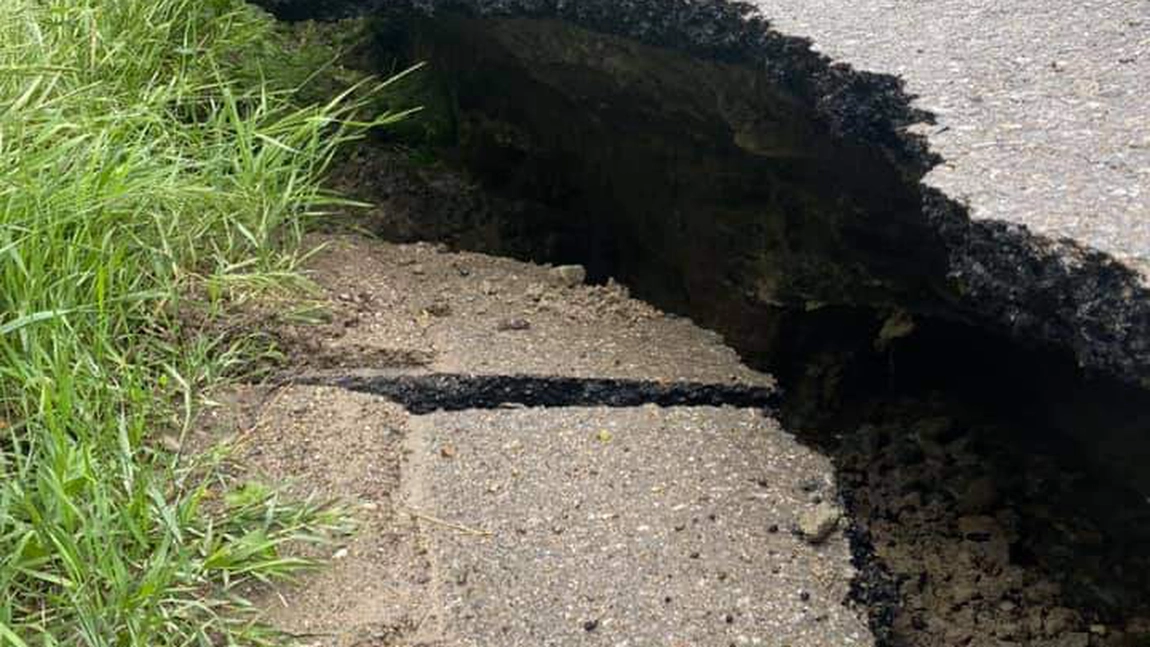 Şosea surpată pe drumul judeţean de la Rediu. O conductă ApaVital a fost afectată - FOTO