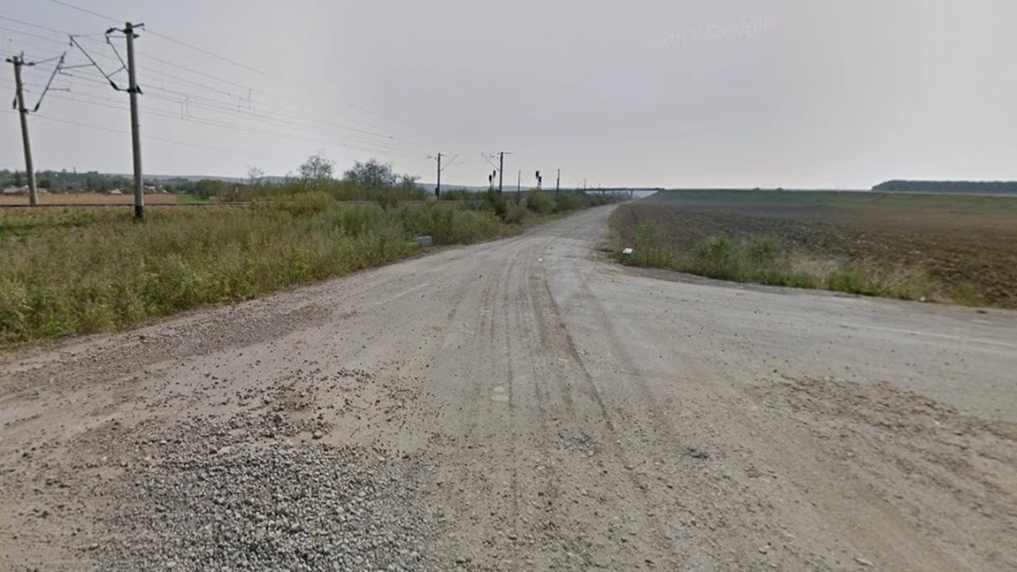 Mii de ieșeni, nevoiți să ocolească zeci de kilometri din cauza unui drum distrus. Șoseaua este amenințată zilnic de apele râului Siret. Imagini de coșmar cu drumul județean de lângă municipiul Pașcani - GALERIE FOTO