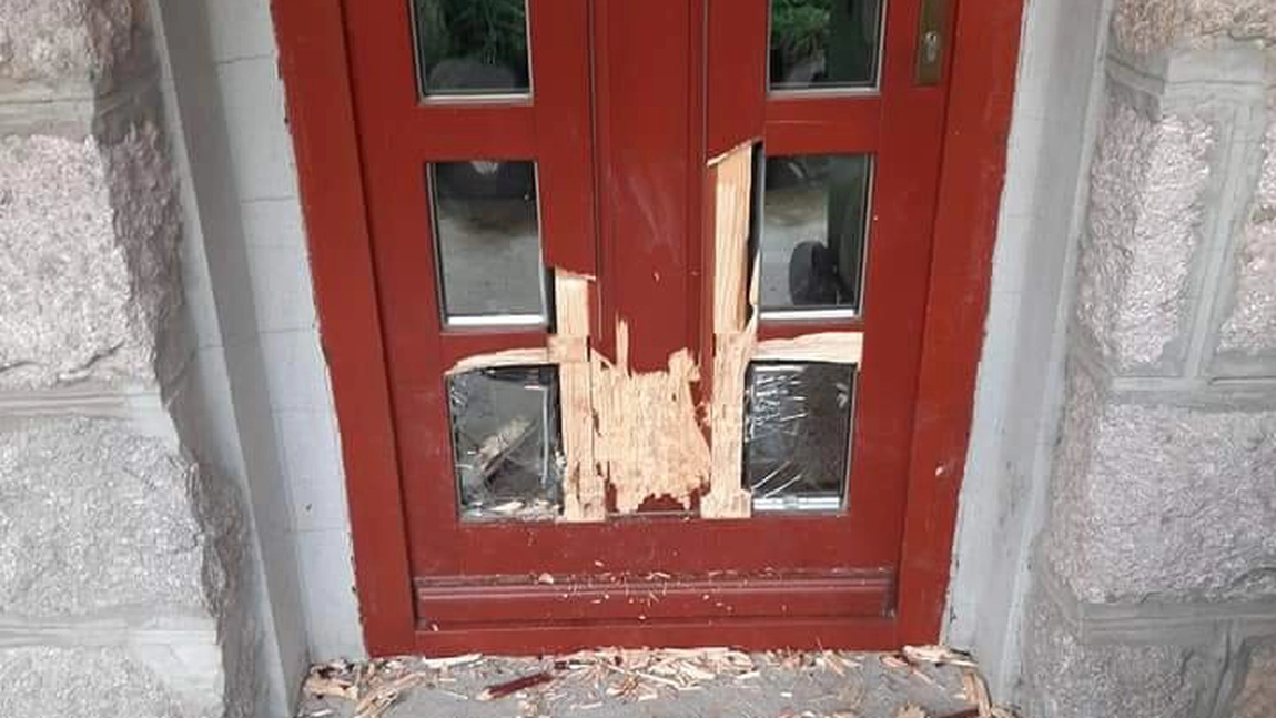 Casa fostului primar din Tușnad Sat a fost atacată de către un urs - FOTO