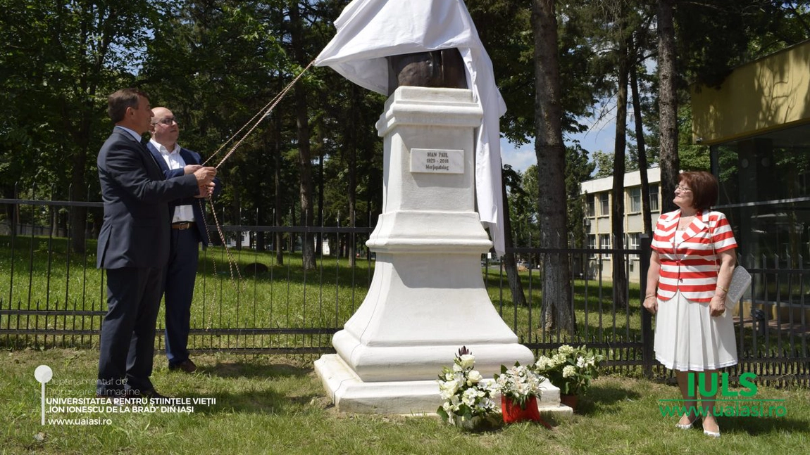 Dezvelire de busturi pe Aleea Personalităților la USV Iași - FOTO