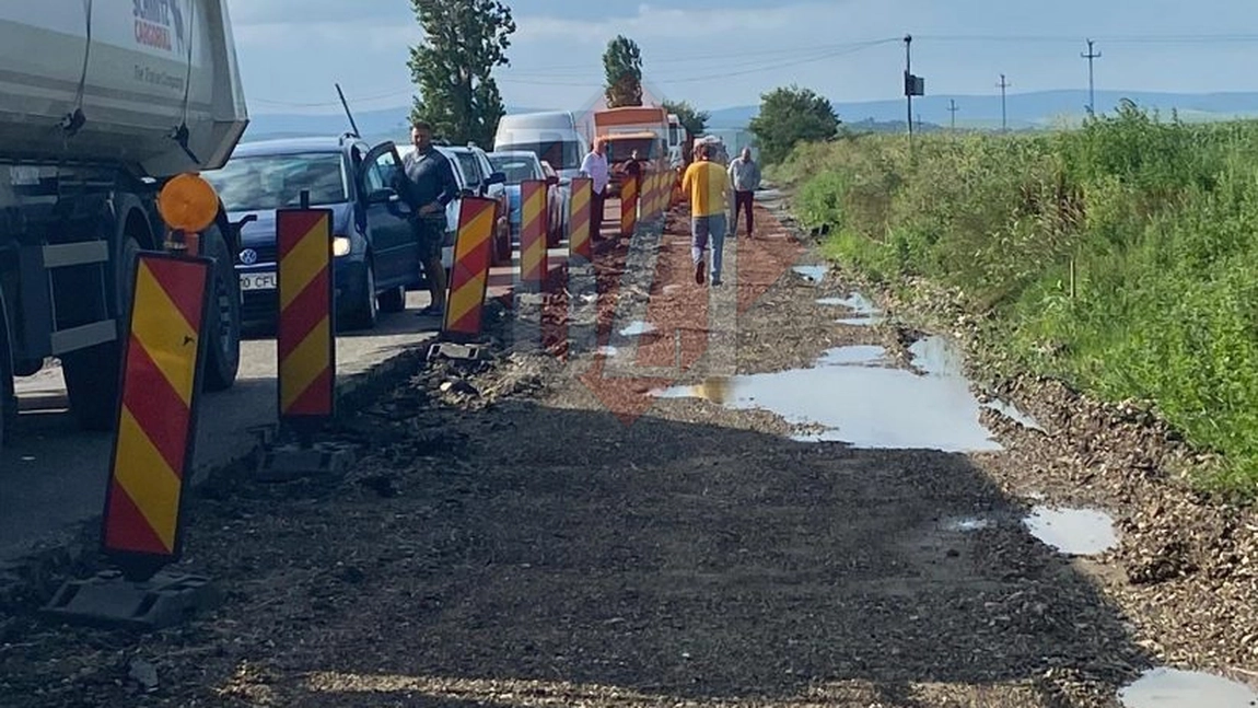 Trafic blocat pe un drum important din judeţul Iași după ce un TIR s-a stricat - GALERIE FOTO/EXCLUSIV