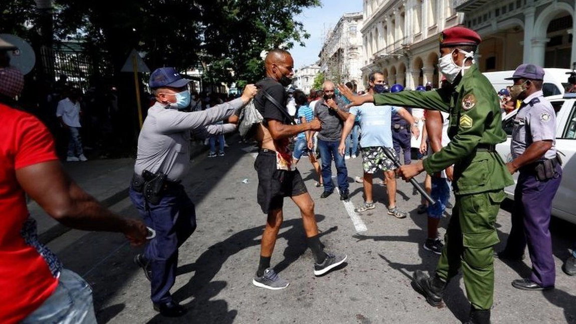 Proteste uriașe în Cuba! Mii de oameni protestează împotriva Guvernului - GALERIE FOTO