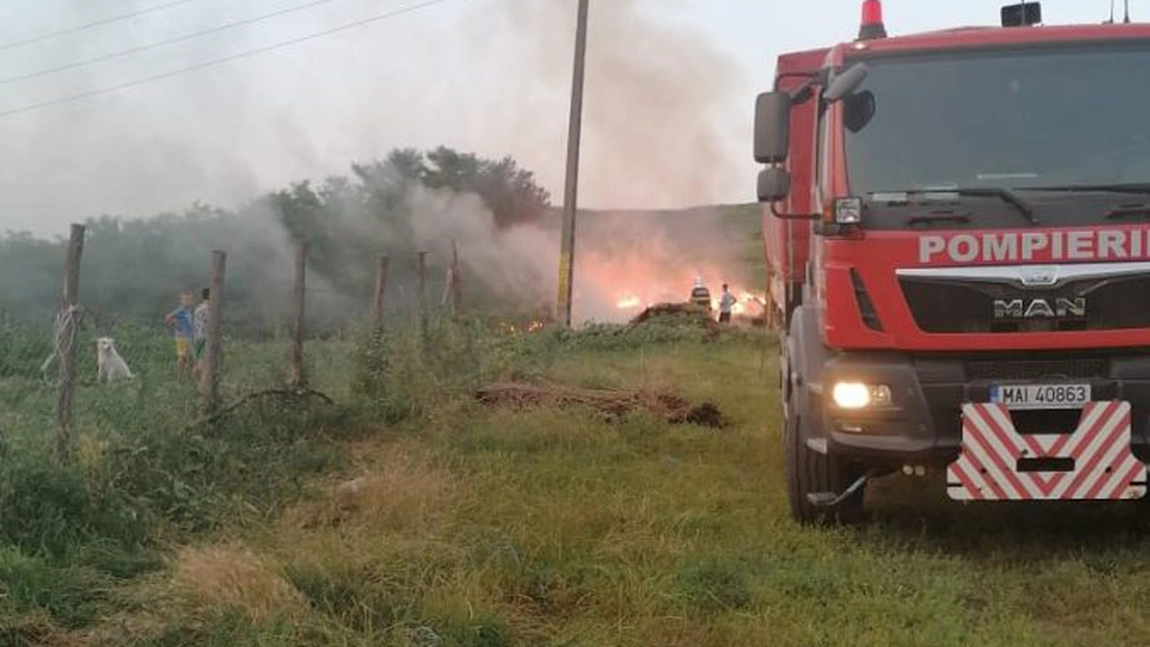 Incendiu de furaje în localitatea Volintirești, comuna Al. I. Cuza - EXCLUSIV/ FOTO