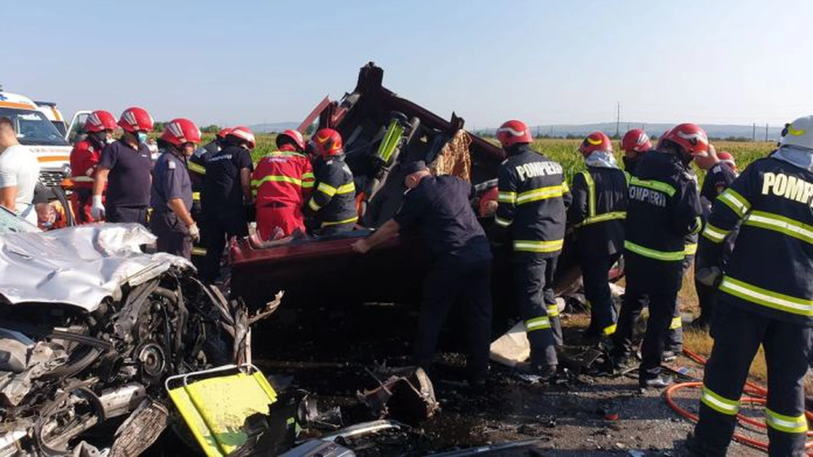 Accident rutier grav în judeţul Bacău! A fost implicat un microbuz cu 15 persoane! 7 oameni au murit - GALERIE FOTO, VIDEO, UPDATE