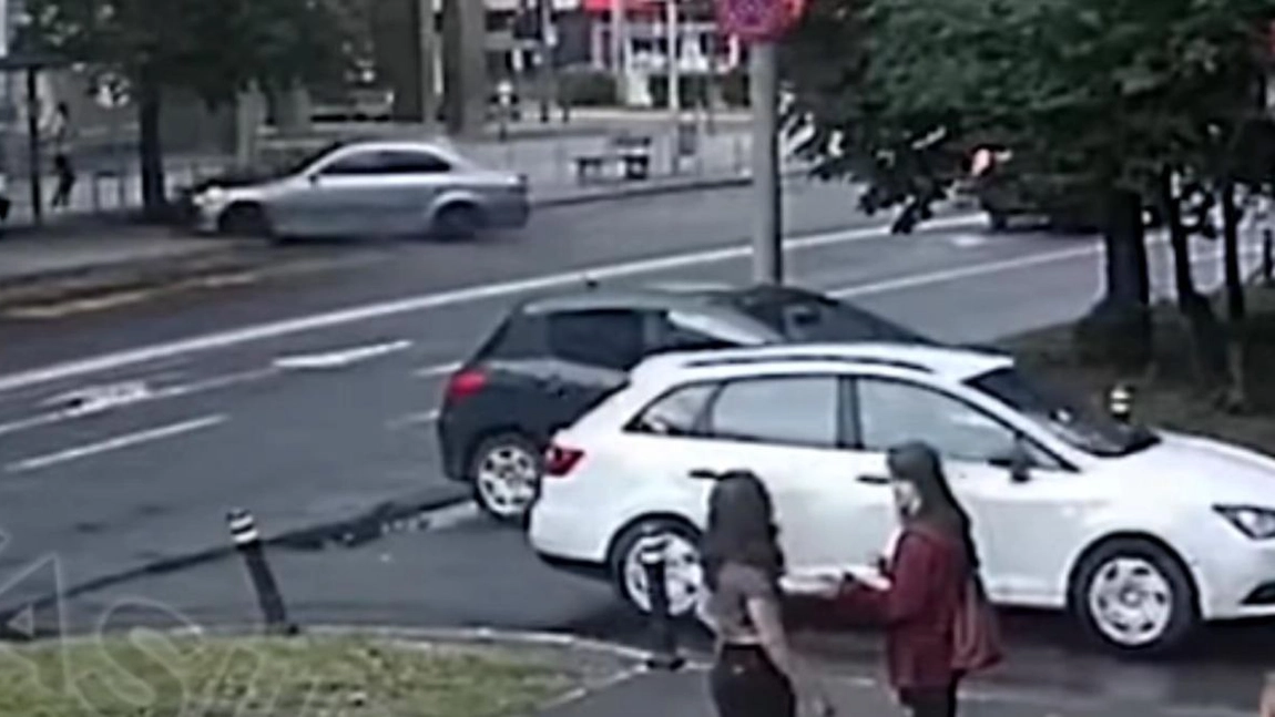 Momentul accidentului de la Baia Mare! Doi tineri, soț și soție, ce așteptau într-o stație de autobuz au fost izbiți în plin de șoferul unui BMW. Femeia a murit, iar bărbatul este în stare gravă - VIDEO