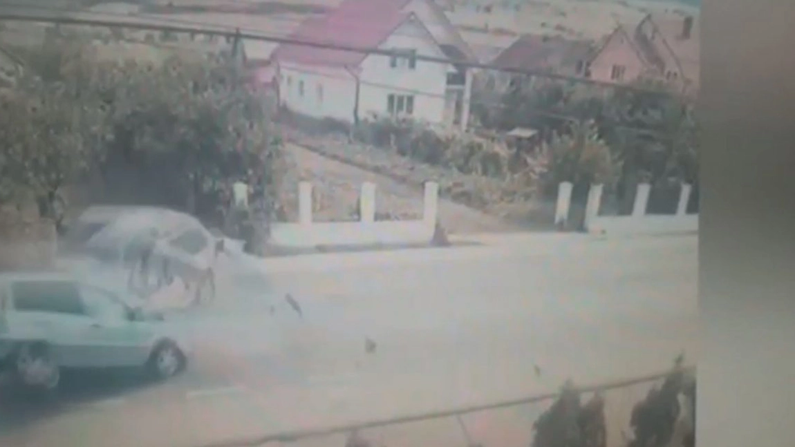 Momentul accidentului de la Bistriţa Năsăud! O tânără gravidă a murit pe loc, iar soţul şi copilul lor au ajuns la spital - VIDEO