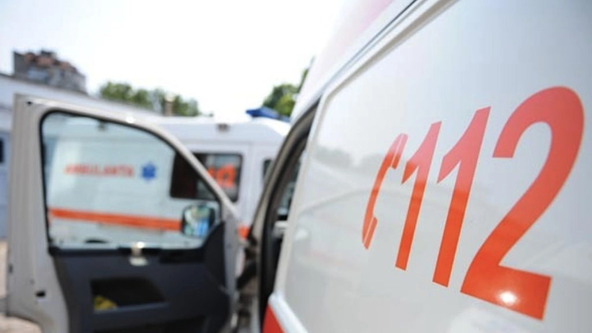 O turistă din Vama Veche a întâlnit o tânără cu un comportament bizar: „Umbla dezbrăcată, sângerândă şi urla pe trotuar”. Femeia a sunat imediat la 112