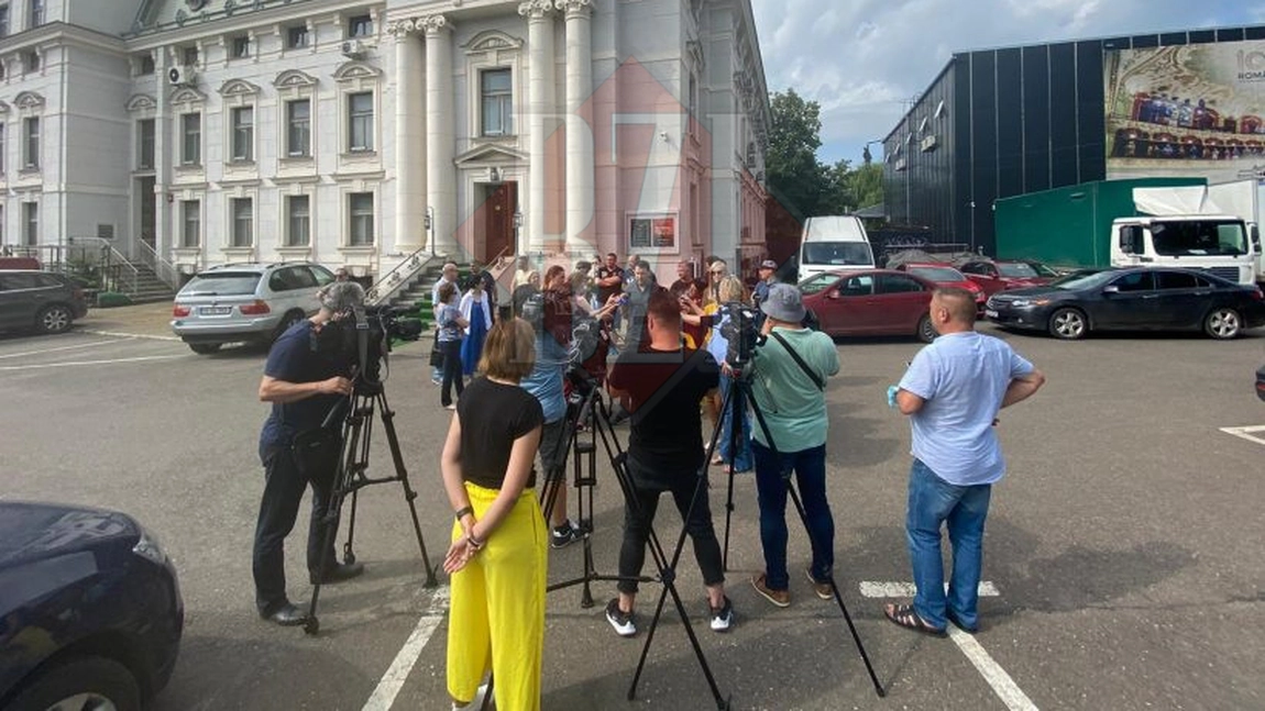 Mai multe persoane s-au strâns în fața Operei Naționale Române Iași. Angajaţii instituţiei ameninţă cu proteste - FOTO