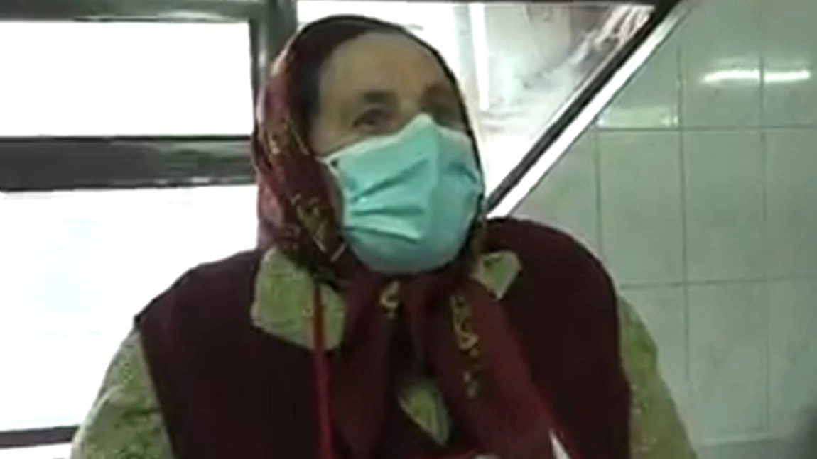 Povestea tristă a unei bătrâne fără pensie care vinde lactate în piață. 