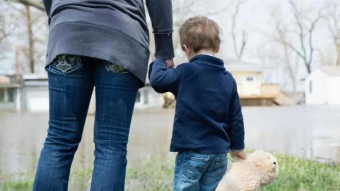 Copil de 5 ani, abandonat de mamă pe o stradă din Galaţi. Ce motiv a avut femeia