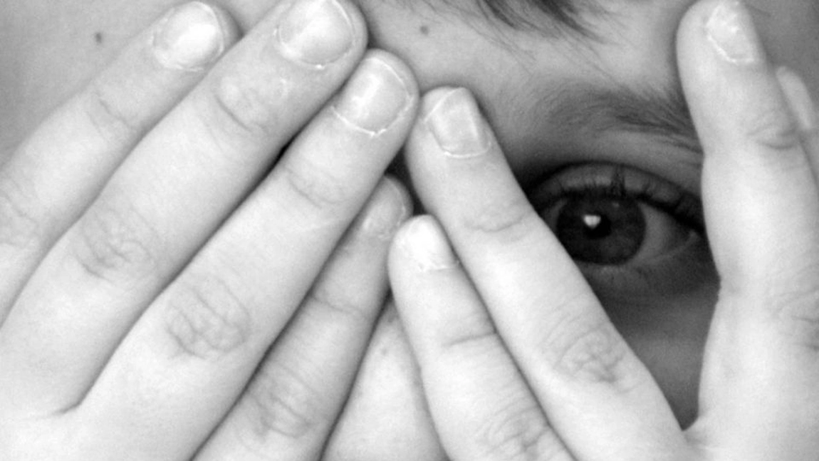 Copil de 13 ani, bătut cu bestialitate de concubinul mamei sale, în Lunca Mureșului. Bărbatul a fost reținut de polițiști
