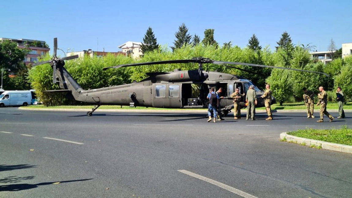 Iată momentul în care elicopterul militar a aterizat în forţă în București - FOTO, VIDEO