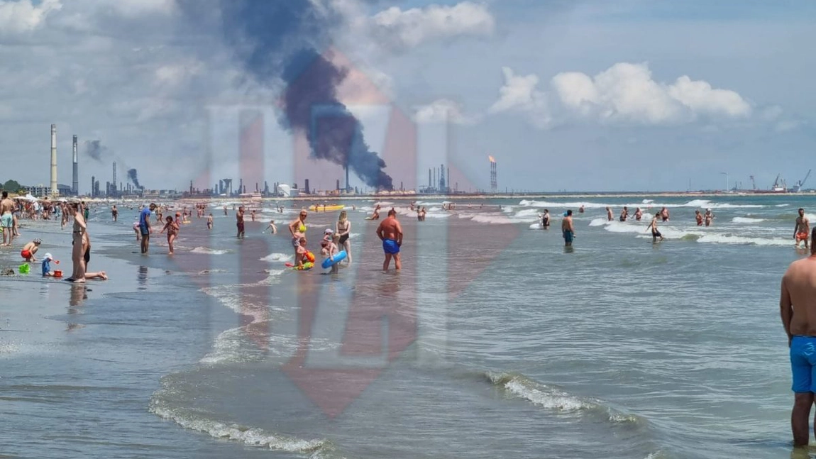 Momentul exploziei de la Rafinăria Petromidia. Imaginile, surprinse de un turist ce filma delfinii - VIDEO