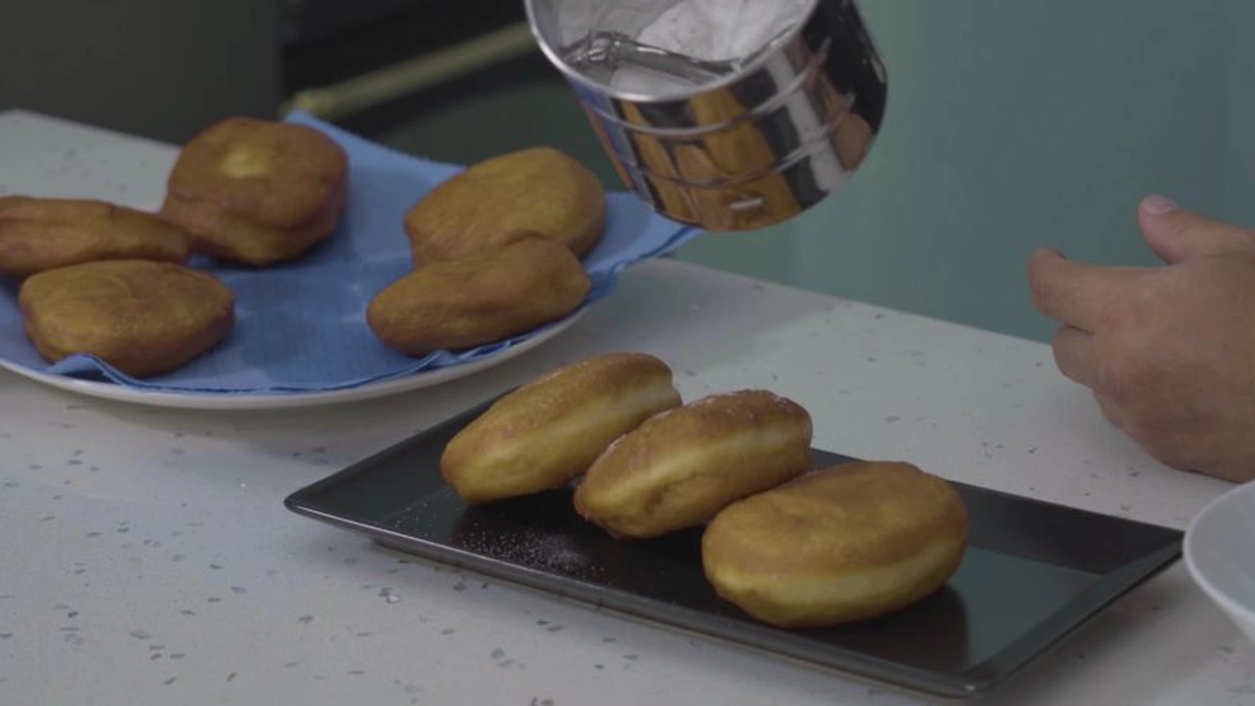 Rețetă de gogoşi făcute cu paharul. Secretul lui chef Sorin Bontea