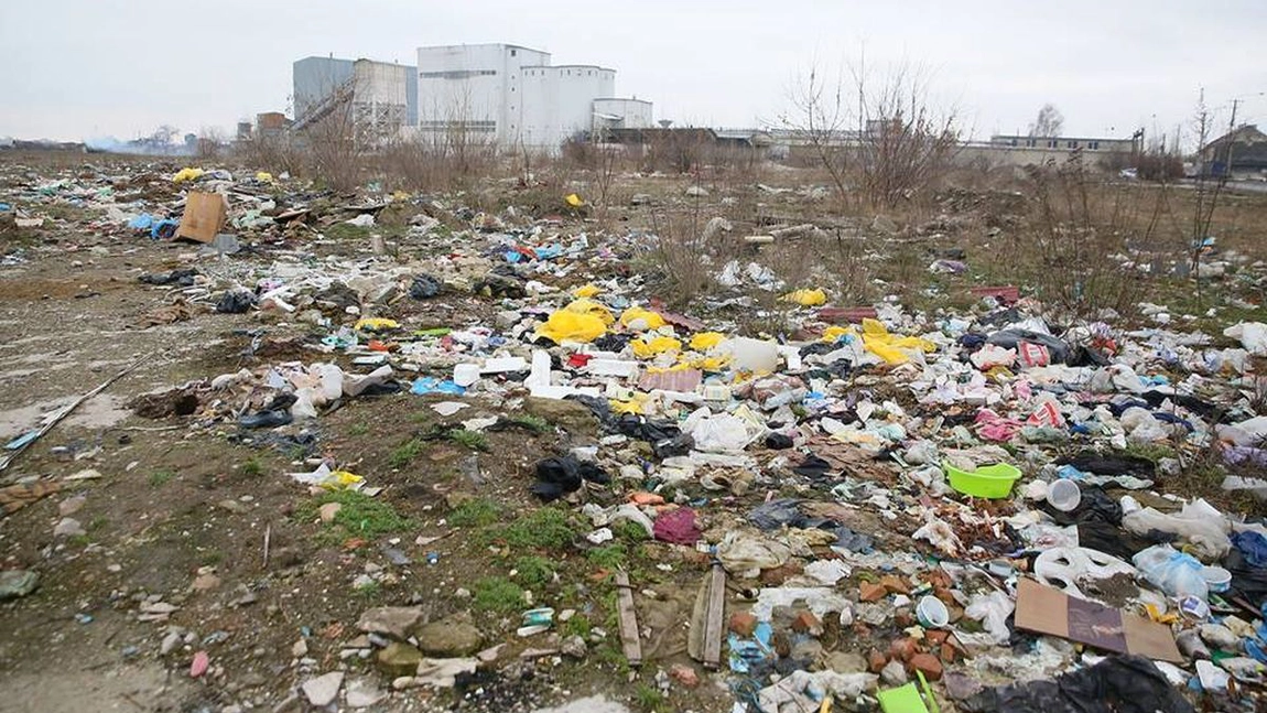Praf, zgomot și mormane de gunoaie! Ieșenii au luat cu asalt Agenția pentru Protecția Mediului! Oamenii au depus zeci de plângeri!