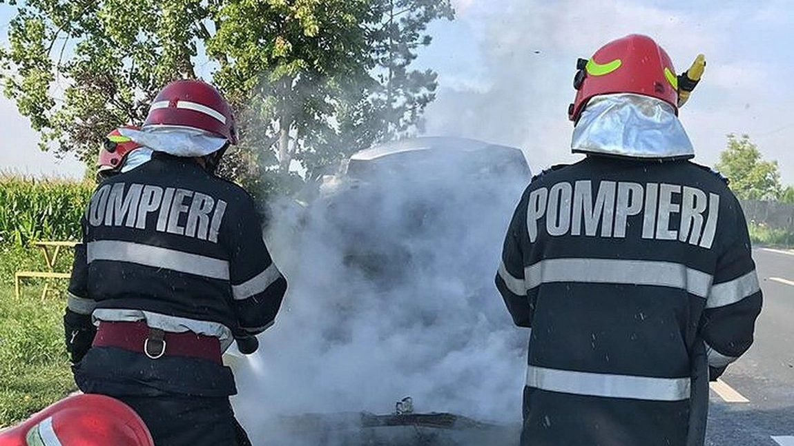 Incendiu la Iaşi. Pompierii intervin în forţă, după ce o autoutilitară a luat foc
