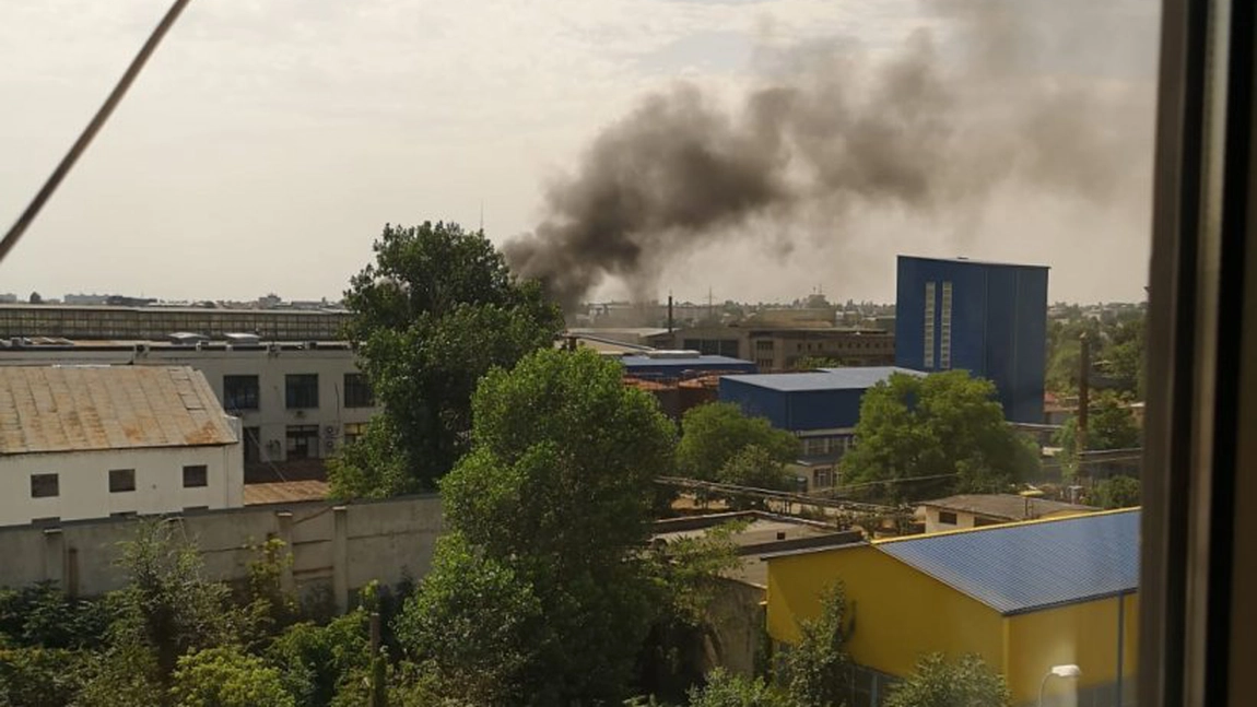 Incendiu puternic la Galați. O hală industrială cu mase plastice a luat foc - FOTO