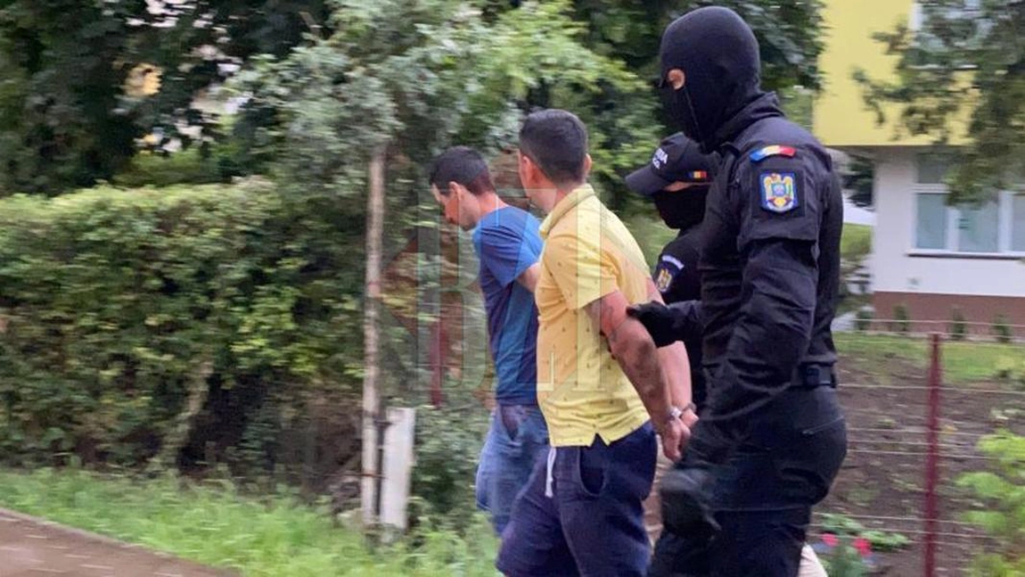 Nota de plată pentru tinerii care traficau droguri! 6 dintre ei au fost reținuți pentru trafic, iar incă unul pentru conducerea sub influenţa stupefiantelor! Era să dea cu mașina peste un poliţist - EXCLUSIV