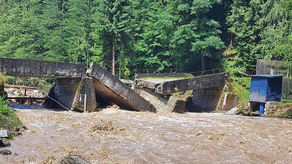 România sub imperiul apelor! Valurile au luat pe sus pensiuni, drumuri și autoturisme