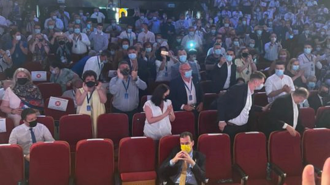 Ludovic Orban acuză o regie în cazul pozei în care apare stând singur! Cine a fost cel care i-a făcut poza